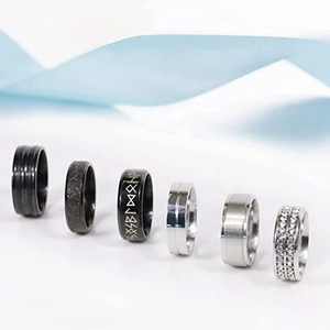 Lot de 6 bagues en acier titane pour hommes en argent et noir avec oxydes de zirconium