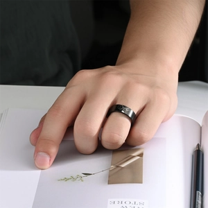 8mm schwarzer matter Titanstahlring mit Cartoon-Herzmotiv am Finger getragen