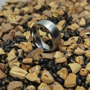 Makroaufnahme von 8mm gebürstetem Wolframkarbid-Ring mit polierter Innenseite und Gravur