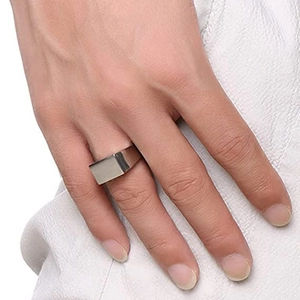 Anello con sigillo rettangolare minimalista in acciaio argentato da uomo sull'indice
