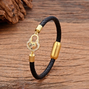 Gevlochten leren armband met gouden hartslot hanger en kleurrijke zirkonia
