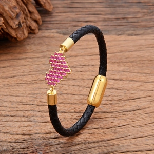 Boho Lederarmband mit fuchsia Zirkonia Herzanhänger und goldenem Magnetverschluss