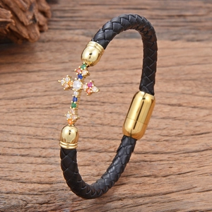 Bracciale in pelle intrecciata con pendente a croce dorata e chiusura magnetica
