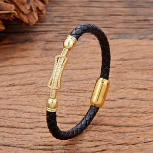 Bracelet pour homme en cuir noir tressé avec fermoir magnétique doré et détails en cristal