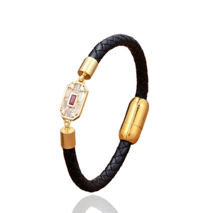 Bracelet en cuir tressé noir avec accent en métal doré et cristal rose brillant