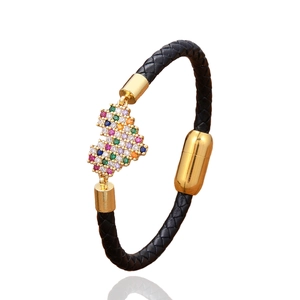 Boho-Lederarmband geflochten mit buntem Zirkonia-Herz-Anhänger und goldenem Verschluss