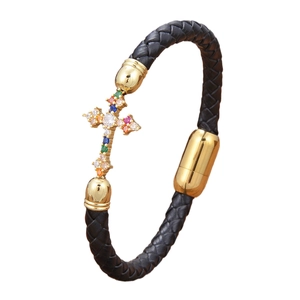 Bracciale in pelle nera intrecciata con croce dorata e pietre di zircone colorate