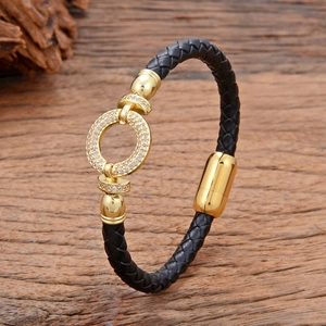 Gevlochten zwarte leren armband met kristallen gouden element en magnetische sluiting