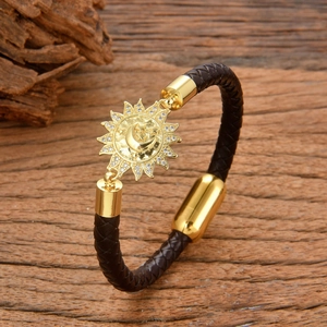 Bracelet tressé en cuir noir avec pendentif céleste lune soleil et fermoir doré
