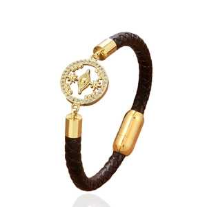 Bracelet tressé en cuir avec breloques lune étoile et fermoir magnétique en acier