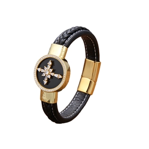 Handgewebtes schwarzes Lederarmband mit goldenem Kreuzanhänger und Magnetverschluss