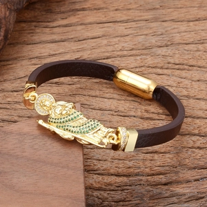 Bracelet classique en cuir tressé avec pendentif religieux doré et fermoir magnétique