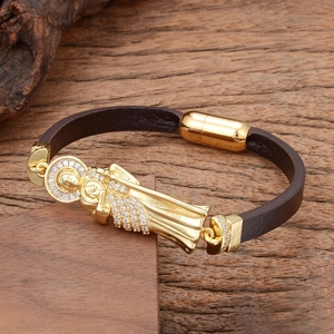 Bracelet religieux en cuir marron tressé avec pendentif doré et fermoir magnétique