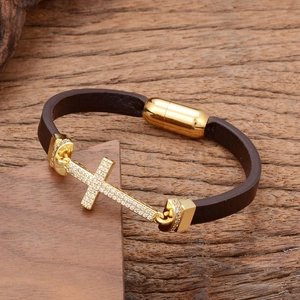 Bracelet en cuir tressé marron avec pendentif croix dorée et fermoir magnétique sur bois
