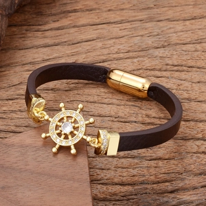 Herren Lederarmband Braun mit goldenem Steuerrad und Magnetverschluss auf Holz