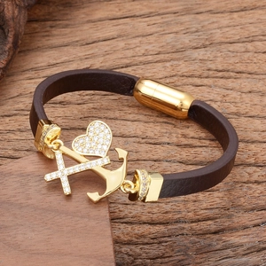 Herren Armband aus braunem Leder mit goldenen Anker-, Kreuz- und Herzanhängern