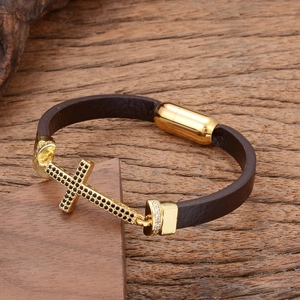 Bracelet rétro en cuir marron pour homme avec croix dorée et fermoir magnétique