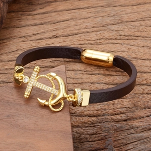 Herren Lederarmband mit goldenem Anker Anhänger und Magnetverschluss auf Holzhintergrund