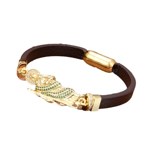 Bracelet en cuir tressé marron avec icône San Judas et fermoir magnétique doré