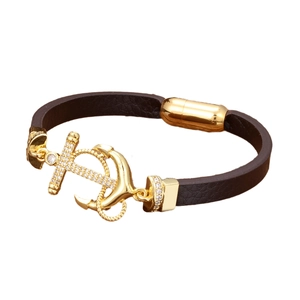 Lederarmband für Herren mit goldenem Anker und Zirkonia auf weißem Hintergrund