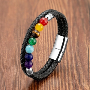Bracelet de yoga en cuir tressé noir avec huit perles de chakra colorées et fermoir magnétique