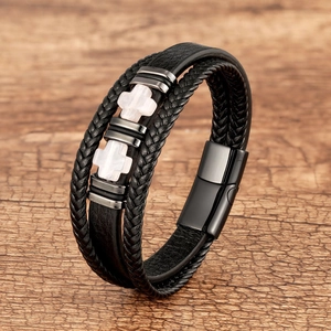 Dettaglio macro del bracciale multistrato in pelle da uomo con croci in pietra e chiusura