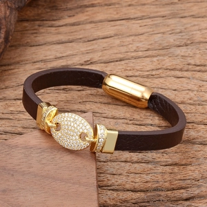 Bracelet en cuir marron bohème avec maillon ovale serti et fermoir magnétique chic