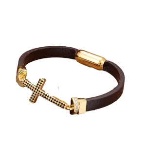 Bracelet pour homme en cuir marron avec croix dorée, pierres noires et fermoir magnétique