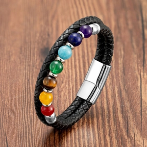 Détail du bracelet en cuir tressé noir avec sept perles de chakra et fermoir magnétique argent