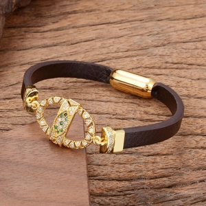 Klassisches Lederarmband mit goldener Edelsteinschnalle auf rustikalem Holzgrund