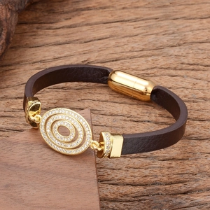 Bracelet en cuir bohème avec pendentif ovale doré et zircons sur socle bois