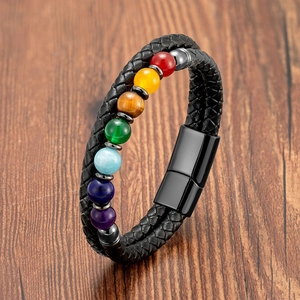 Détail du bracelet en cuir tressé avec sept perles de chakra et fermoir magnétique robuste