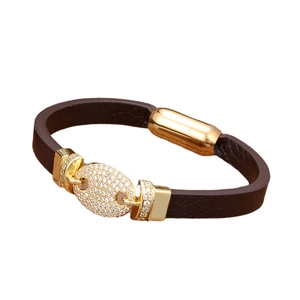Bracelet bohème en cuir marron avec disque en strass dorés et fermoir magnétique élégant