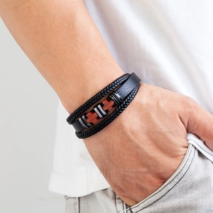 Bracciale multistrato da uomo in pelle intrecciata con perle a croce rosse e metallo