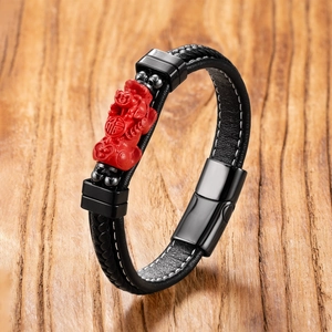 Handgefertigtes schwarzes Lederarmband mit rotem Cinnabar PiXiu und Magnetverschluss