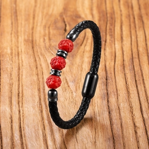 Detailansicht vom schwarzen Lederarmband mit roten Zinnoberperlen und Magnetverschluss