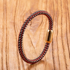 Makroaufnahme von handgefertigtem gewebtem Armband mit poliertem Gold-Magnetverschluss