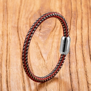 Nahaufnahme von handgewebtem rot-schwarzem Armband mit silbernem Magnetverschluss aus Stahl