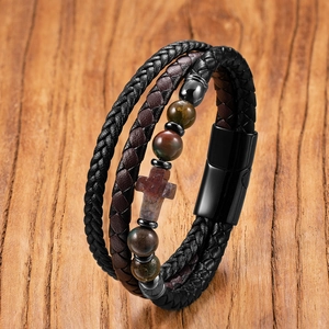 Detailansicht Herren Mehrschicht-Lederarmband mit Kreuzanhänger und Tigerauge-Perlen