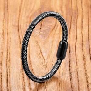 Detailaufnahme des schwarz-grau geflochtenen Armbands mit zylindrischem Magnetverschluss