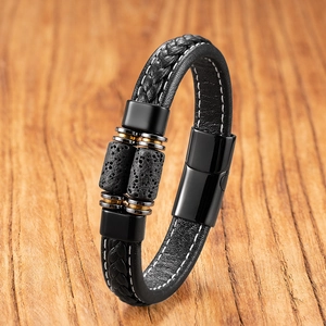 Dettaglio di un bracciale in pelle nera intrecciata con pietre laviche e chiusura