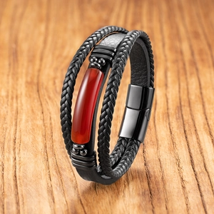 Détail d'un bracelet en cuir tressé multicouche avec pierre oeil de tigre rouge et fermoir