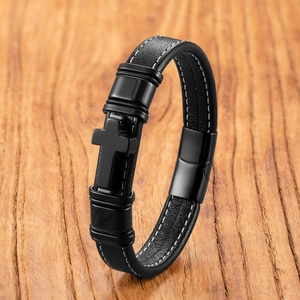 Bracciale da uomo in pelle nera intrecciata con croce opaca e chiusura in acciaio inox