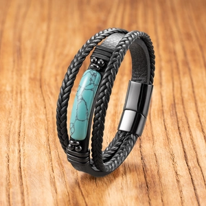 Détail du bracelet multi-rangs en cuir avec pierre turquoise et fermoir magnétique noir