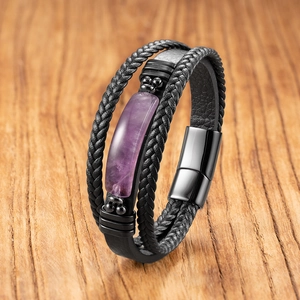 Gros plan sur bracelet multicouche en cuir avec pierre d'oeil de tigre et fermoir aimanté