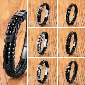 Dettaglio di bracciali da uomo in pelle intrecciata a doppio strato con fibbia magnetica