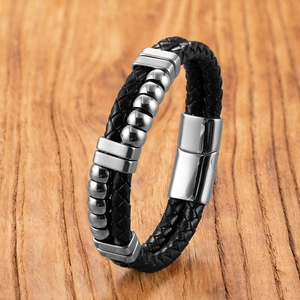 Détail du bracelet en cuir tressé pour homme avec fermoir magnétique en acier inoxydable