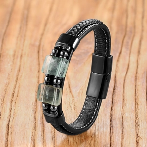 Détails d'un bracelet multicouche en cuir tressé avec perles de pierre et fermoir magnétique