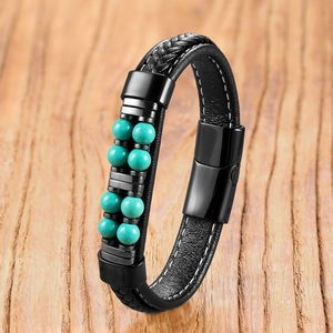 Makro-Detail von Herren Lederarmband mit Türkissteinen und Magnetverschluss