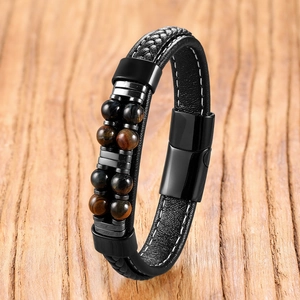 Makroaufnahme von Herren Lederarmband mit geflochtenen Bändern und Tigerauge-Perlen